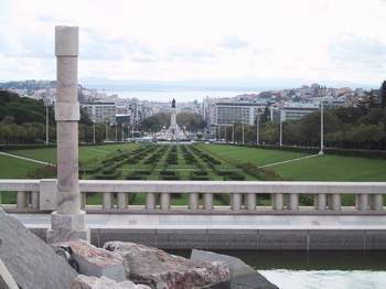 Hauptachse des Parkes Eduardo mit Blick auf die Baixa