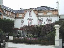 Azulejo-geschmckte Fassade in Cascais