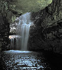 Wasserfall in der Smoo Cave