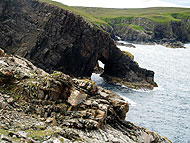 Felsentor an der Küste von Strathy Point