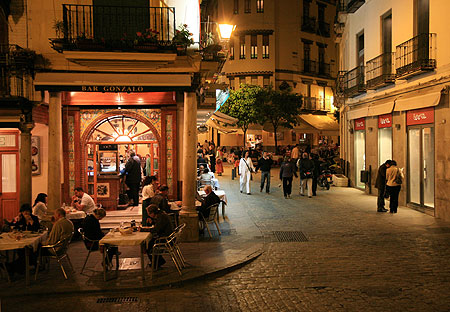 Sevilla - Straßenkaffee bei Nacht